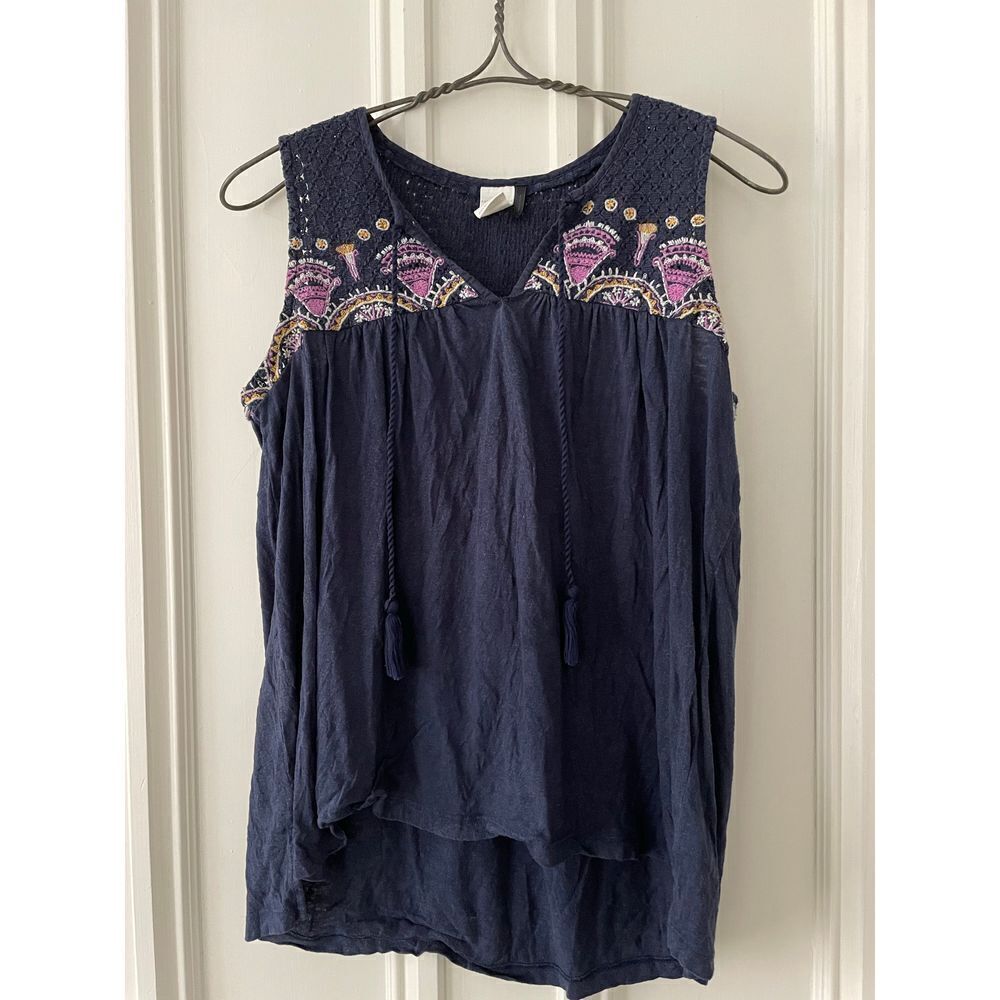 Anthropologie Williston navy blue with white yellow and purple embroidered tasse